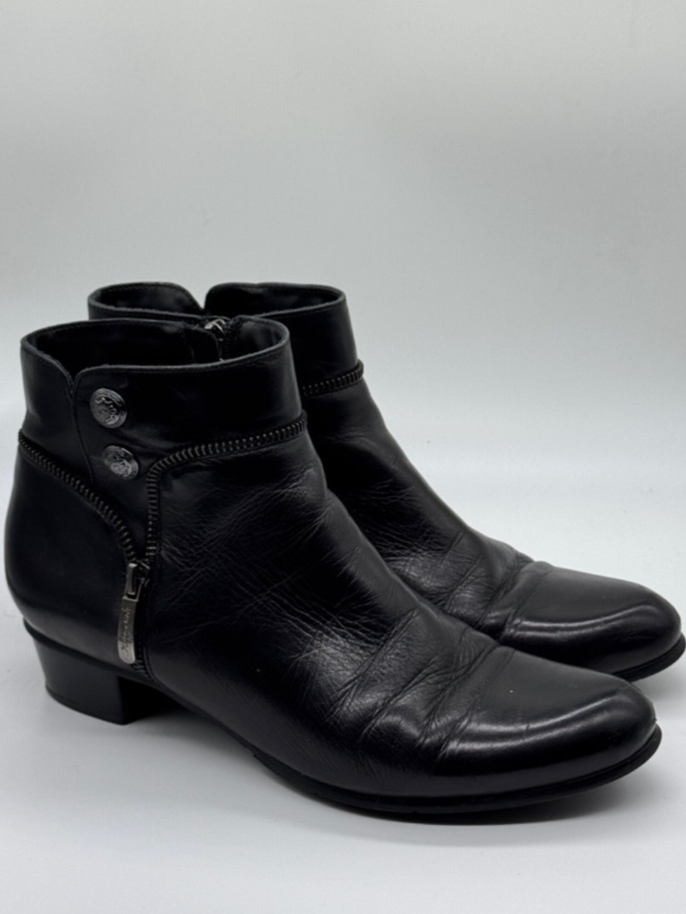 Regarde Le Ciel
Black Leather Ankle Heeled
Boots with Side Zipper Euro 40